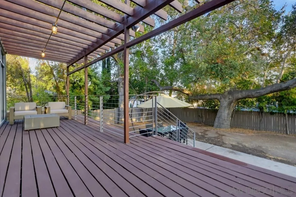 1306 Salisbury Rd La Canada Flintridge, CA 91012