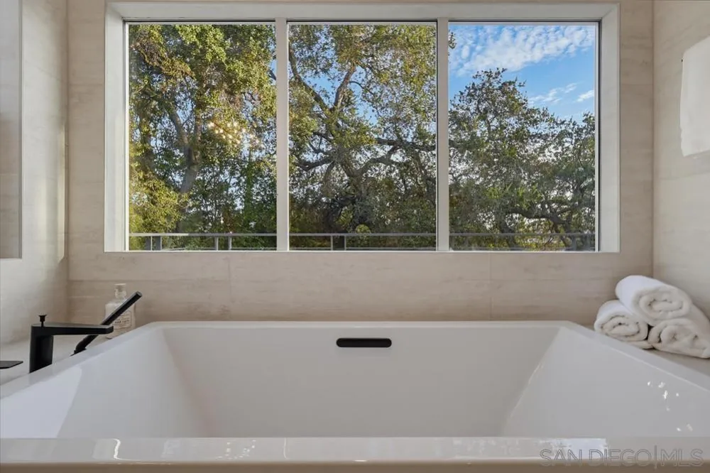 1306 Salisbury Rd La Canada Flintridge, CA 91012