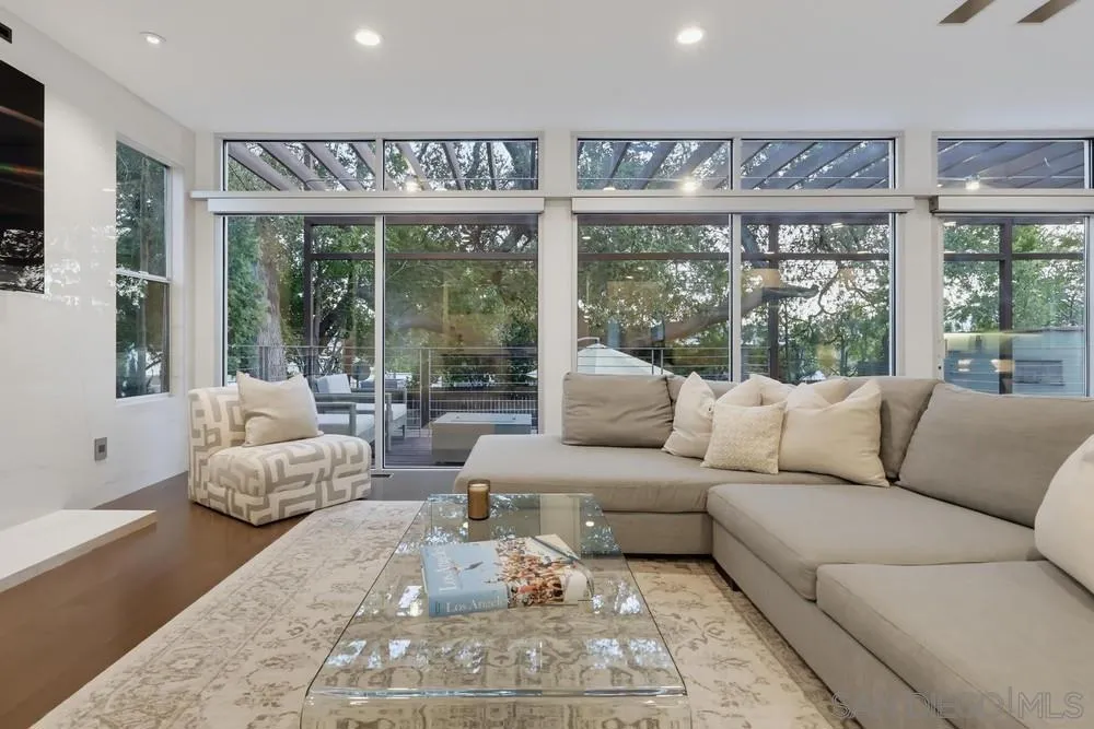1306 Salisbury Rd La Canada Flintridge, CA 91012
