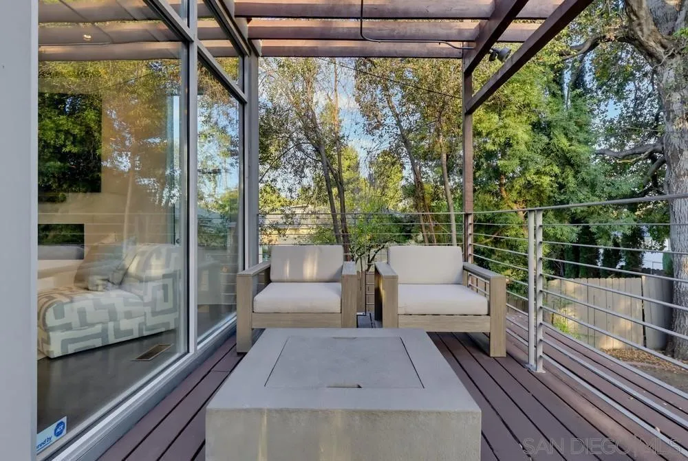 1306 Salisbury Rd La Canada Flintridge, CA 91012