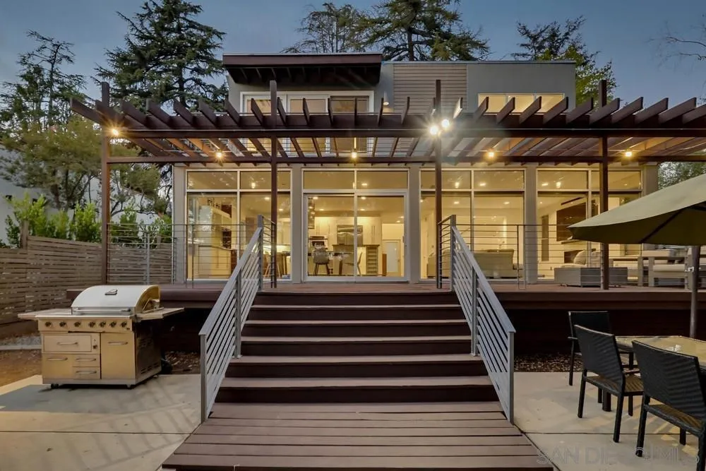 1306 Salisbury Rd La Canada Flintridge, CA 91012