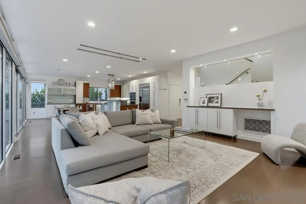 1306 Salisbury Rd La Canada Flintridge, CA 91012
