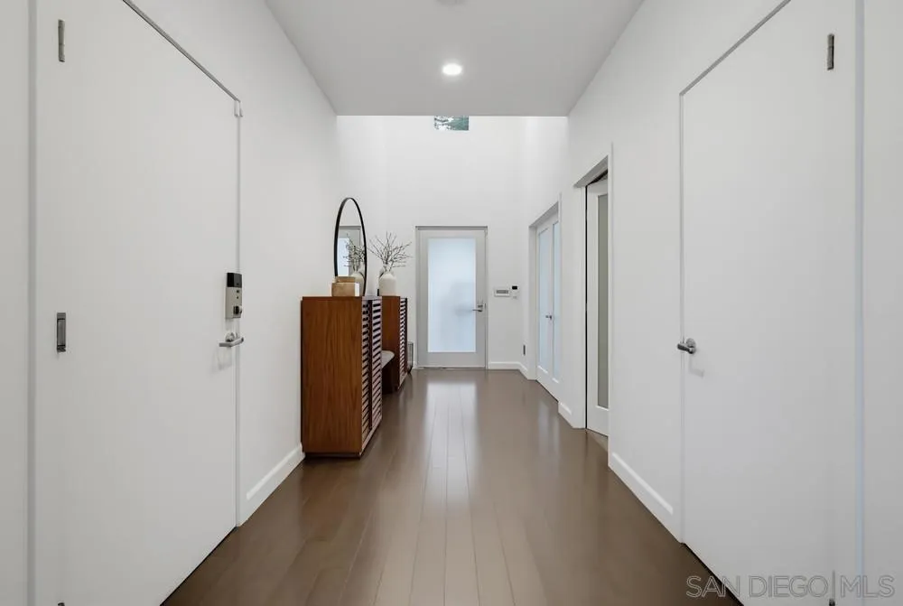 1306 Salisbury Rd La Canada Flintridge, CA 91012