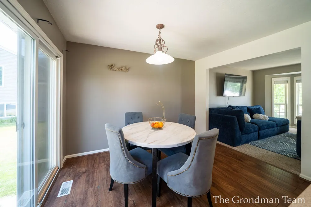3967 E Deblaay Drive SE Kentwood City, MI 49512