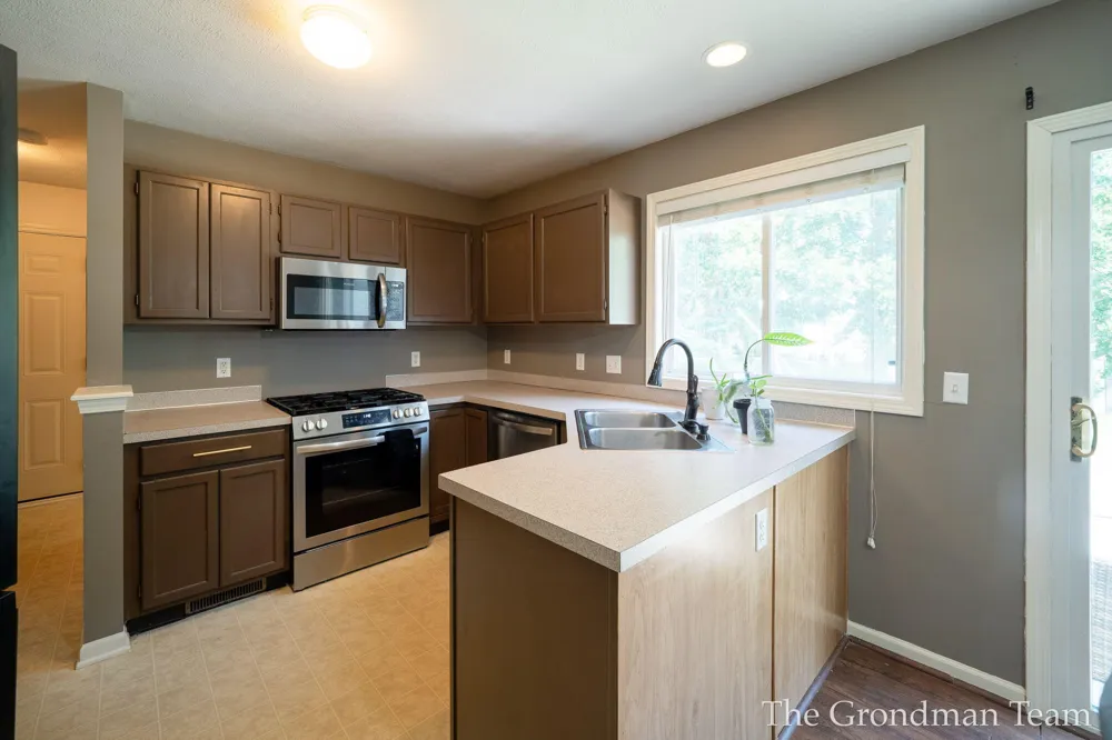 3967 E Deblaay Drive SE Kentwood City, MI 49512