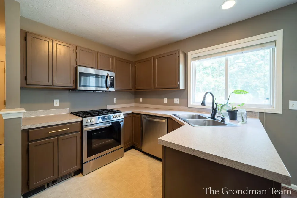 3967 E Deblaay Drive SE Kentwood City, MI 49512