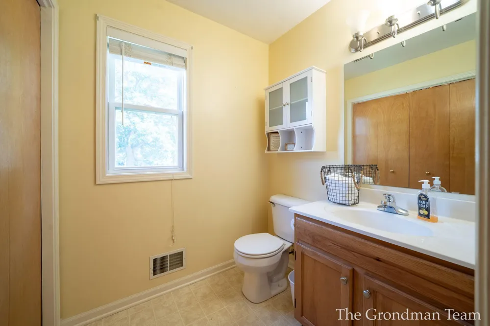 3967 E Deblaay Drive SE Kentwood City, MI 49512