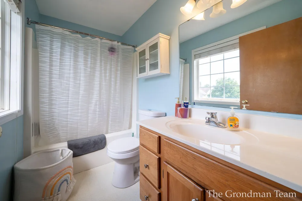 3967 E Deblaay Drive SE Kentwood City, MI 49512