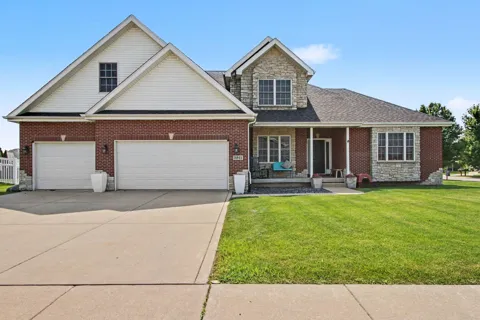 5911 Wildrose Lane