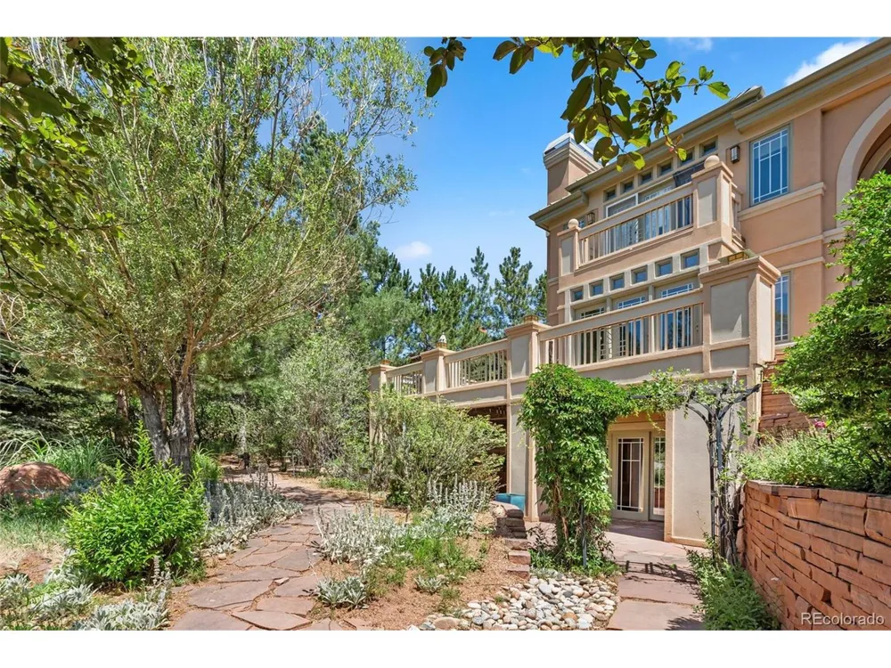 6369 Apache Drive Larkspur, CO 80118