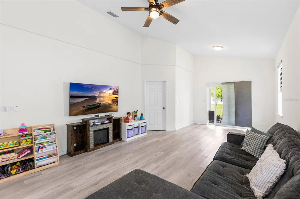 1747 S OAK STREET Seffner, FL 33584