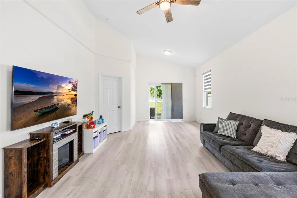 1747 S OAK STREET Seffner, FL 33584