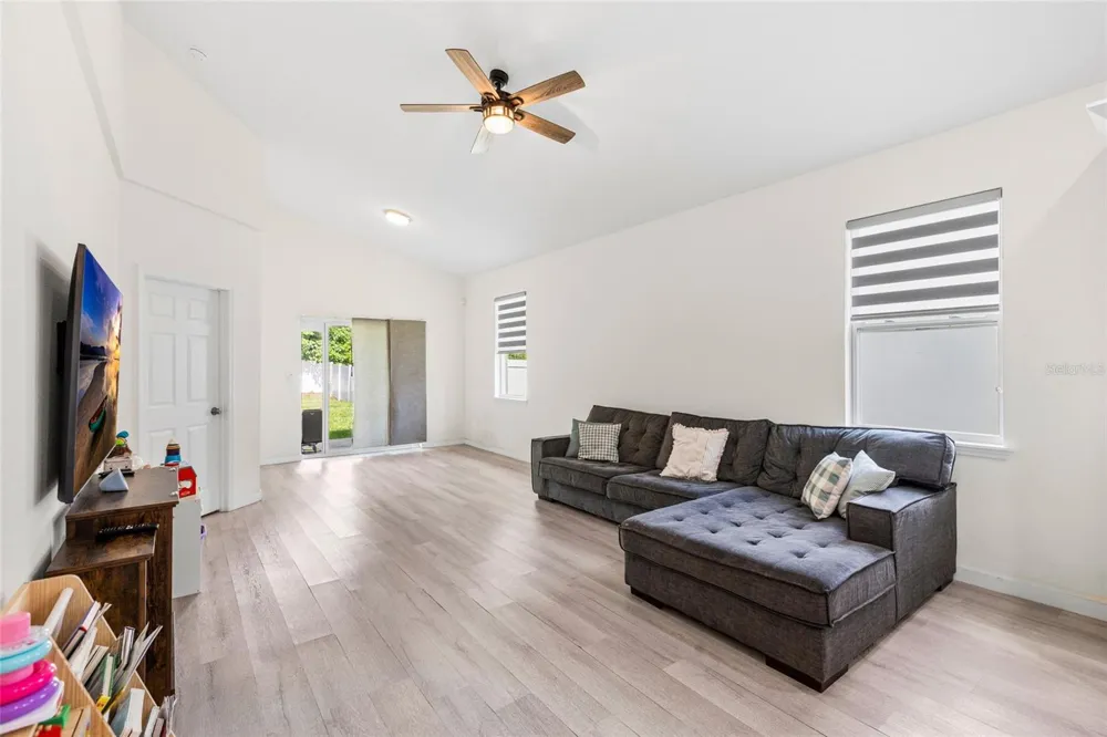 1747 S OAK STREET Seffner, FL 33584