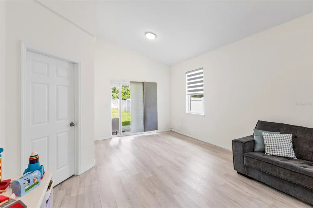 1747 S OAK STREET Seffner, FL 33584