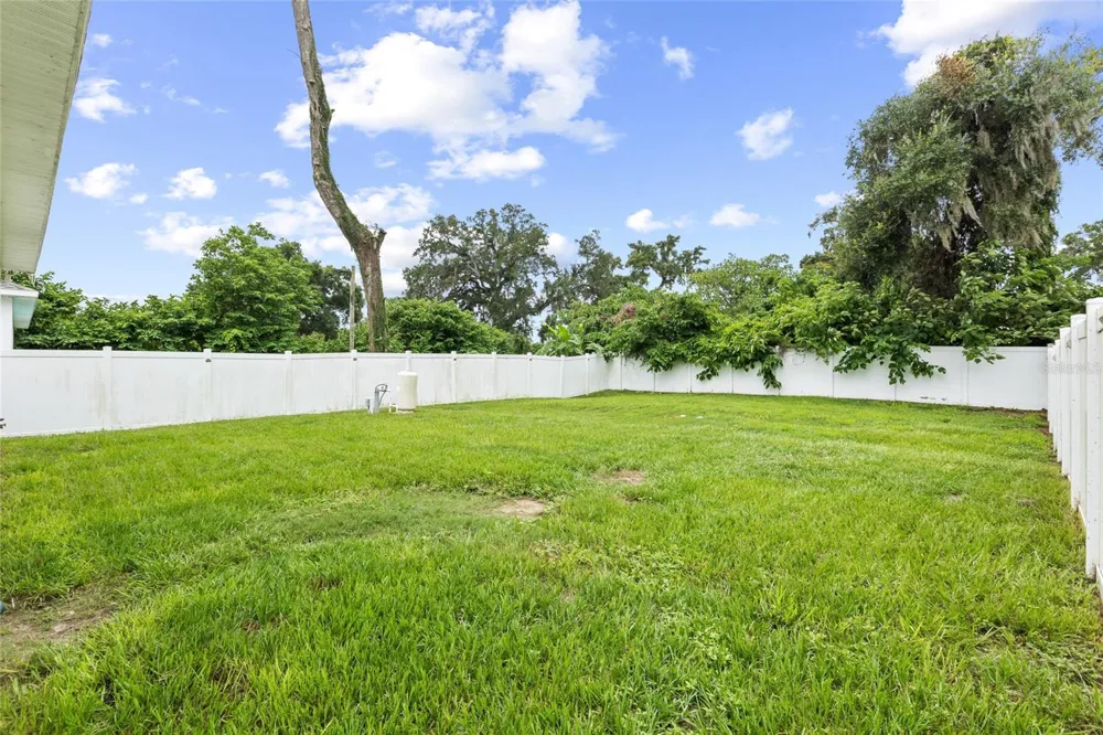 1747 S OAK STREET Seffner, FL 33584