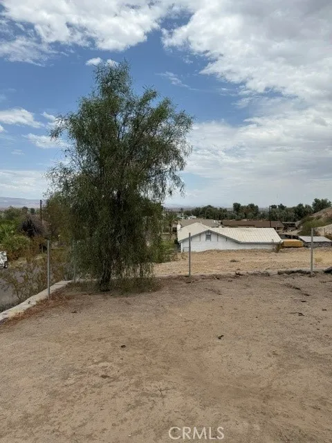 313 Desnok Needles, CA 92363