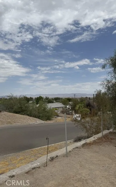 313 Desnok Needles, CA 92363