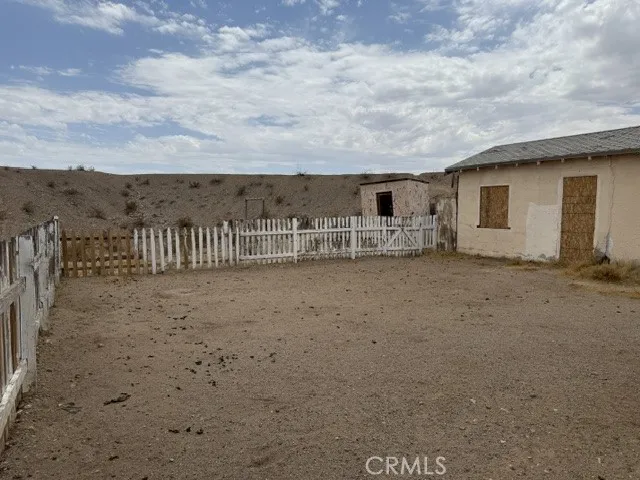 313 Desnok Needles, CA 92363