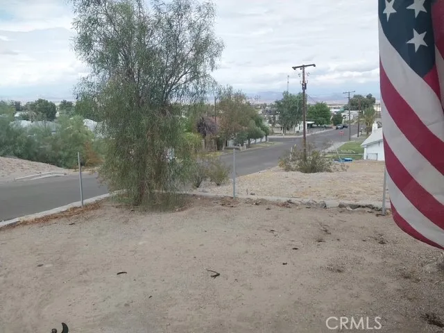 313 Desnok Needles, CA 92363