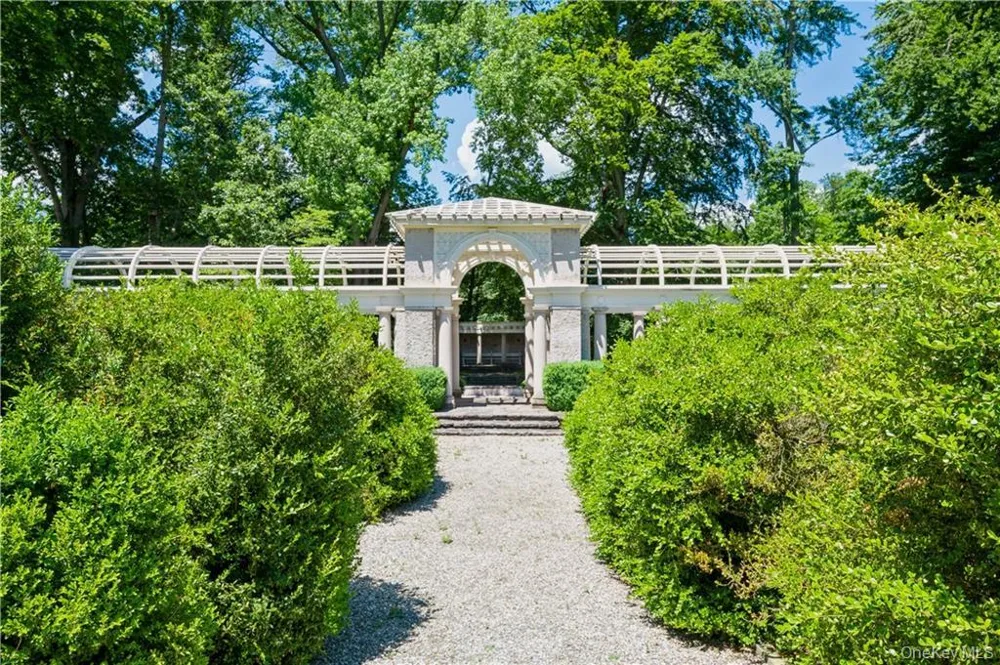 32 Beechwood Way Briarcliff Manor, NY 10510