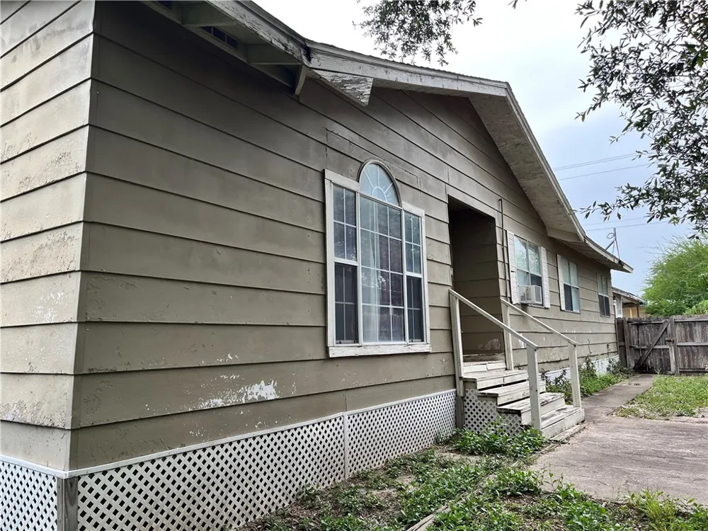 601 S Norton Street Freer, TX 78357