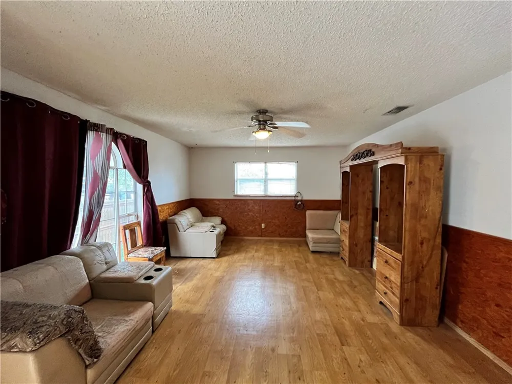 601 S Norton Street Freer, TX 78357