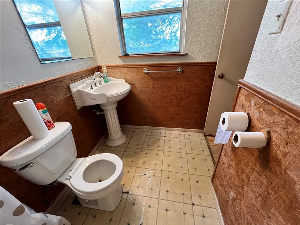 601 S Norton Street Freer, TX 78357