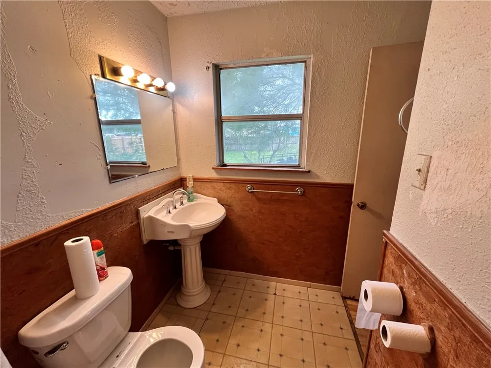601 S Norton Street Freer, TX 78357