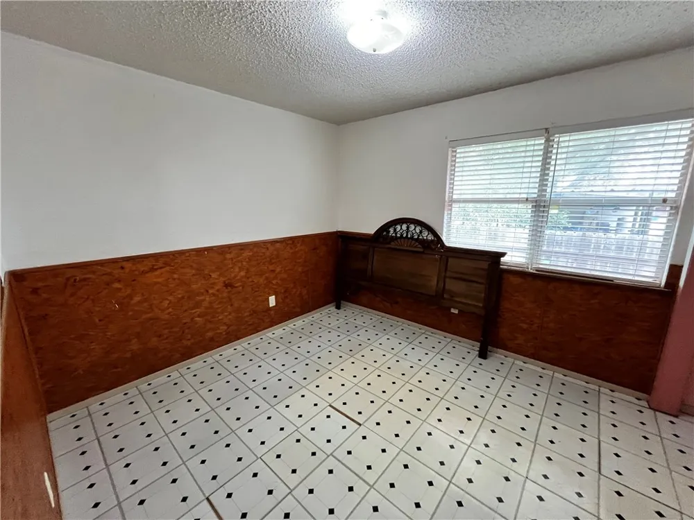 601 S Norton Street Freer, TX 78357