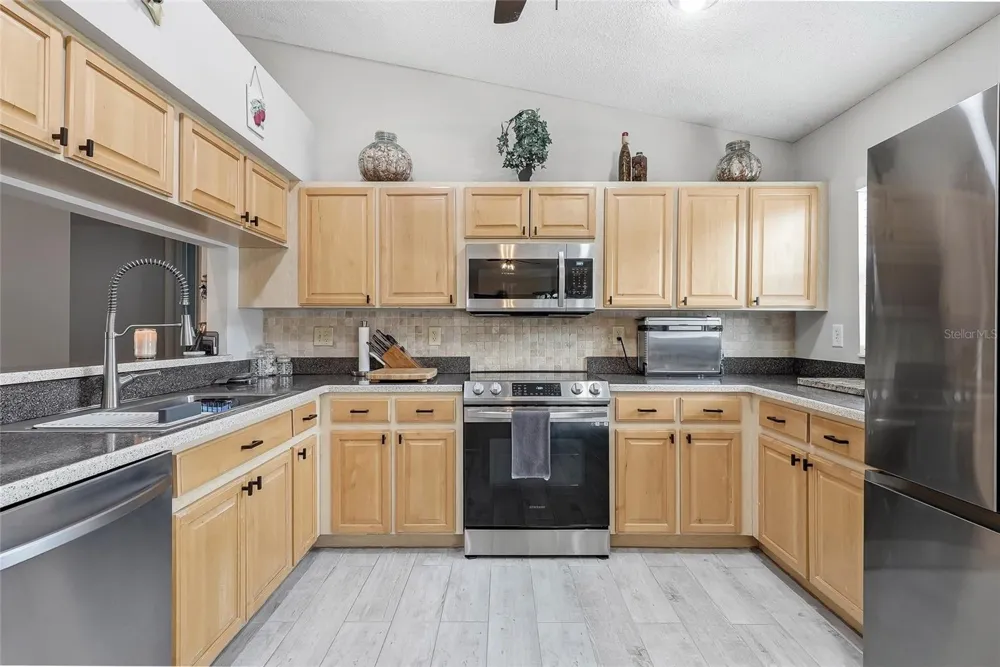 11026 STREAMSIDE DRIVE Tampa, FL 33624