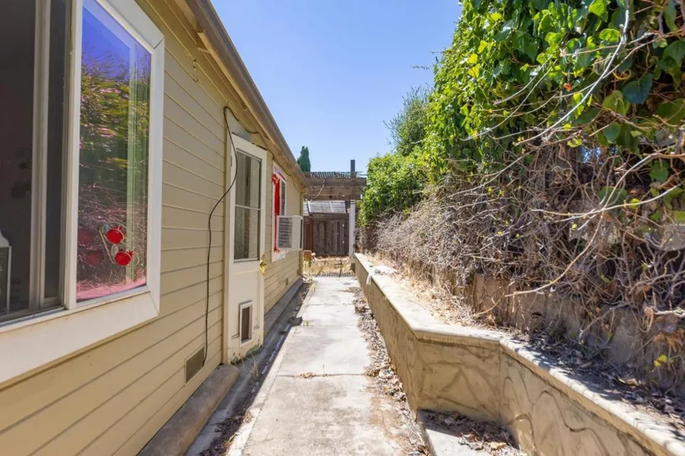 2032 Lyon Avenue Belmont, CA 94002