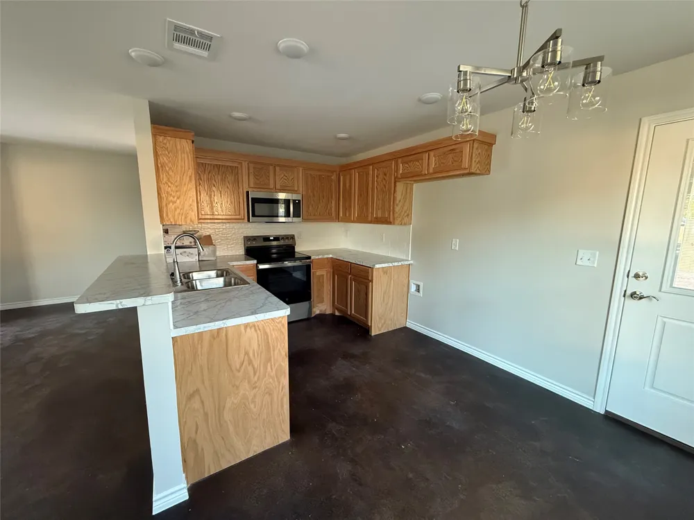 1710 E Avenue J Avenue Lampasas, TX 76550