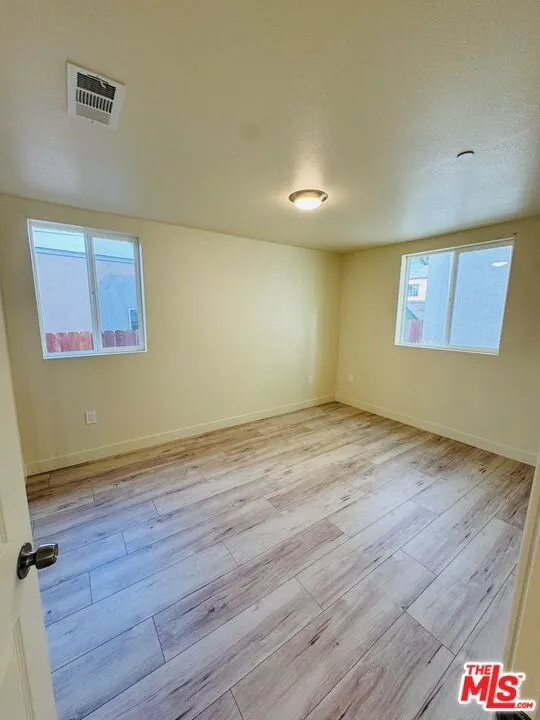 851 E 76th Place Los Angeles, CA 90001