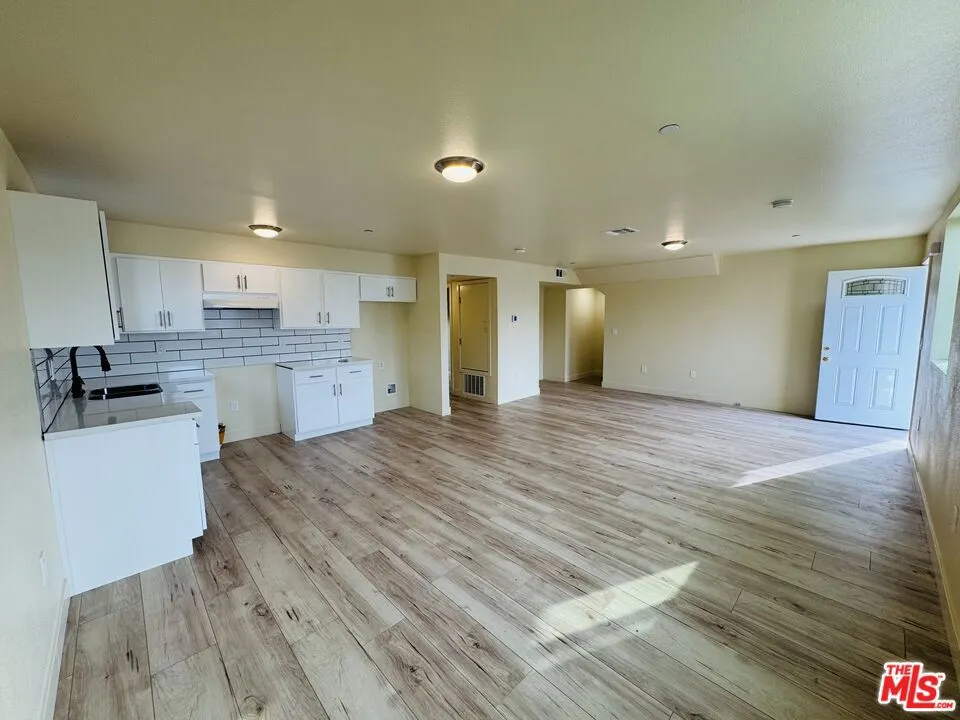 851 E 76th Place Los Angeles, CA 90001