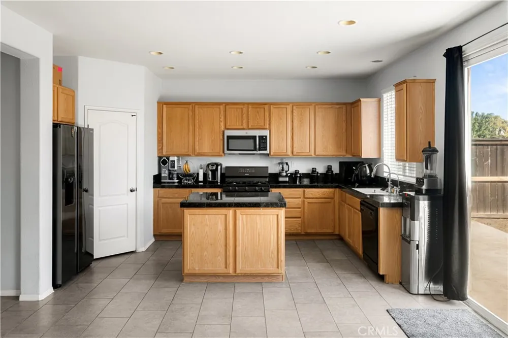 3873 Strand Perris, CA 92571