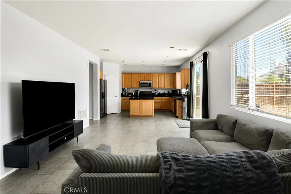 3873 Strand Perris, CA 92571