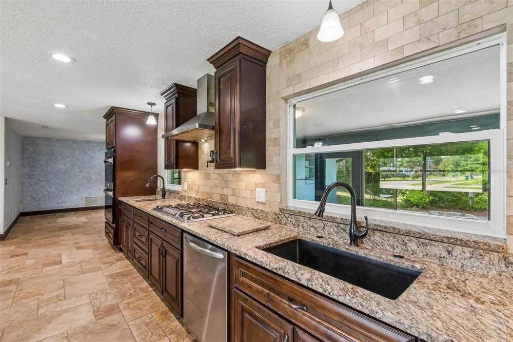 1322 W VOORHIS AVENUE Deland, FL 32720