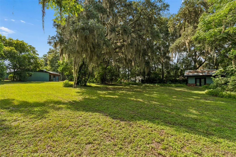 1322 W VOORHIS AVENUE Deland, FL 32720