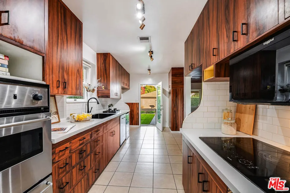 3416 W Clark Avenue Burbank, CA 91505
