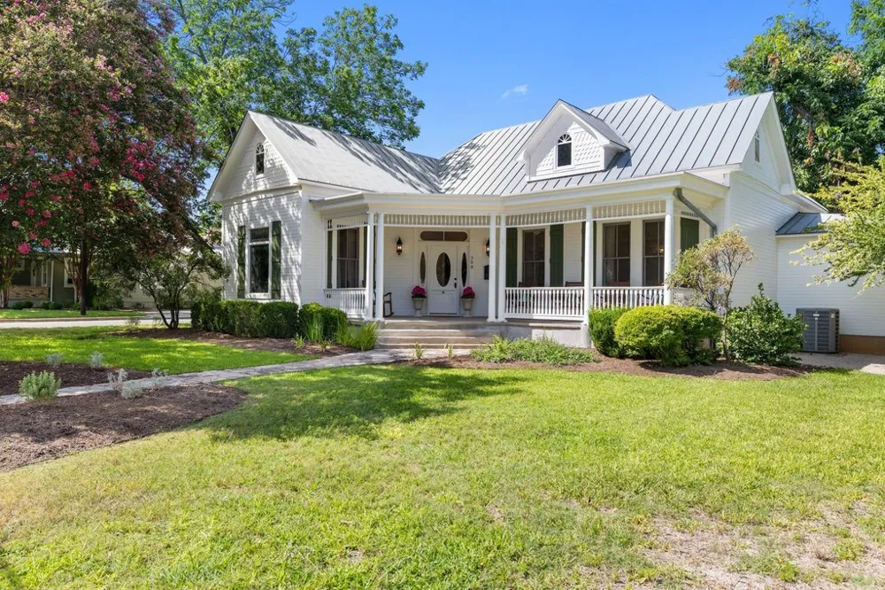 308 E Travis Street Fredericksburg, TX 78624