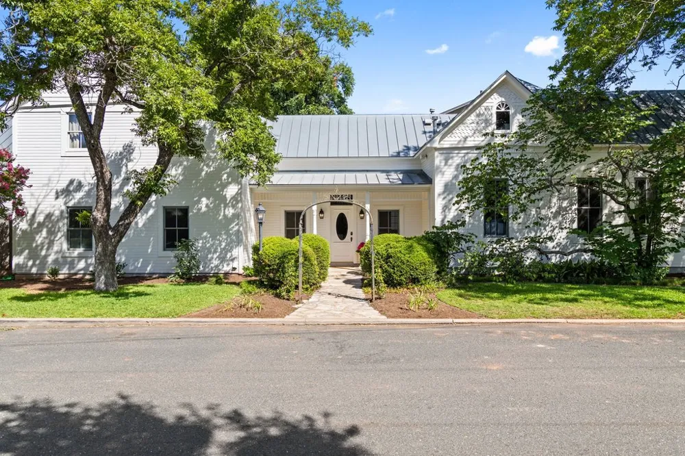 308 E Travis Street Fredericksburg, TX 78624