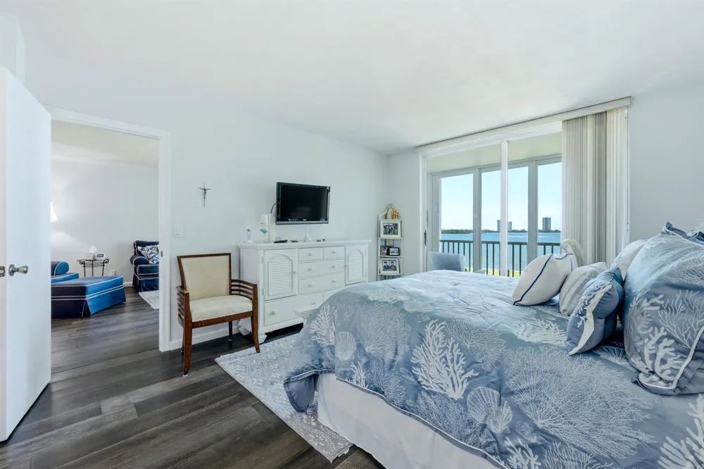 100 Paradise Harbour Boulevard #203 North Palm Beach, FL 33408