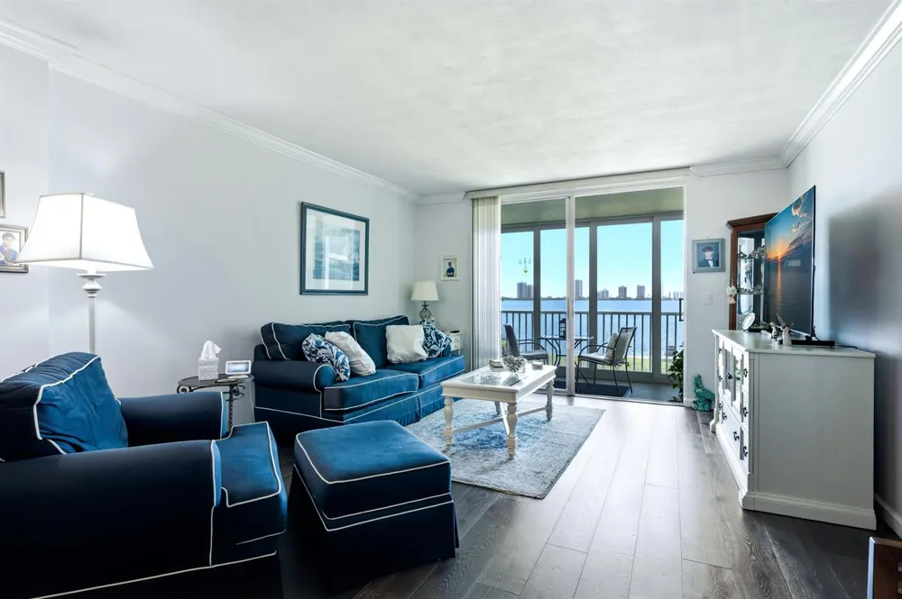 100 Paradise Harbour Boulevard #203 North Palm Beach, FL 33408