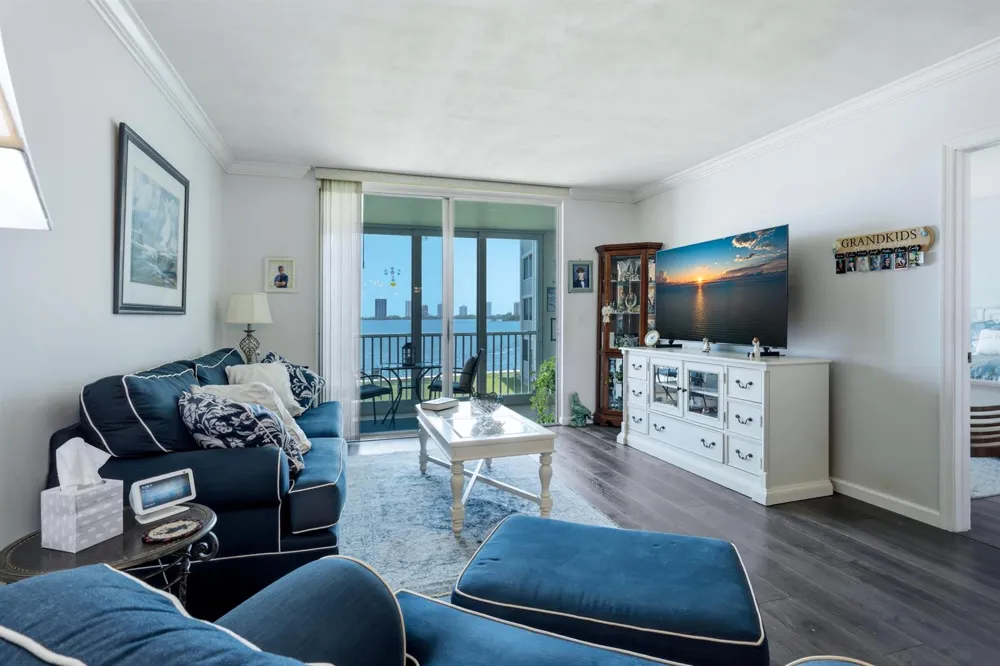 100 Paradise Harbour Boulevard #203 North Palm Beach, FL 33408