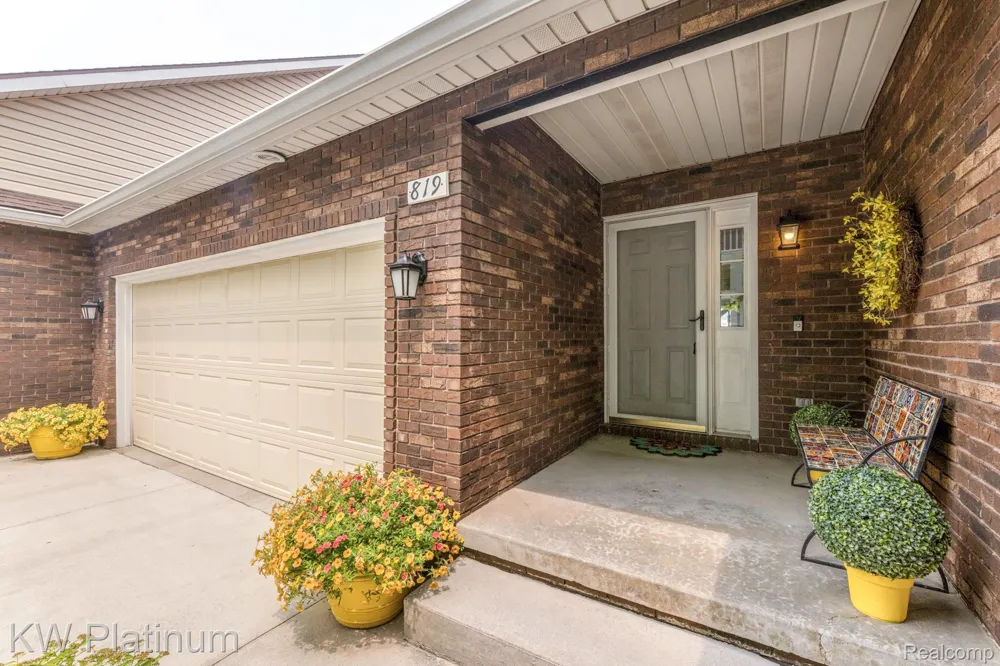 819 E Pointe Port Huron City, MI 48060