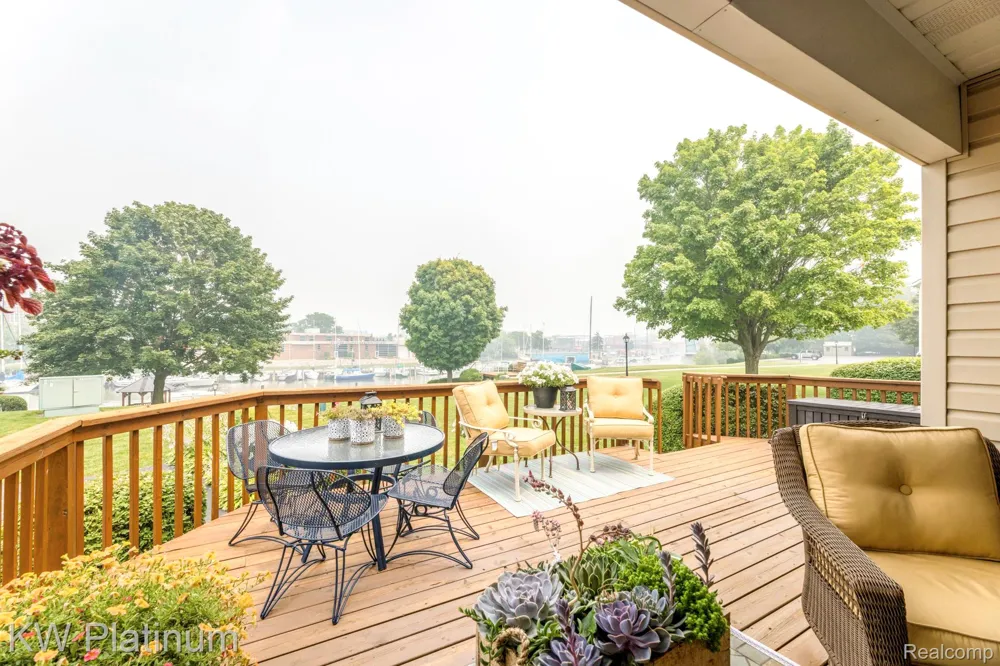 819 E Pointe Port Huron City, MI 48060