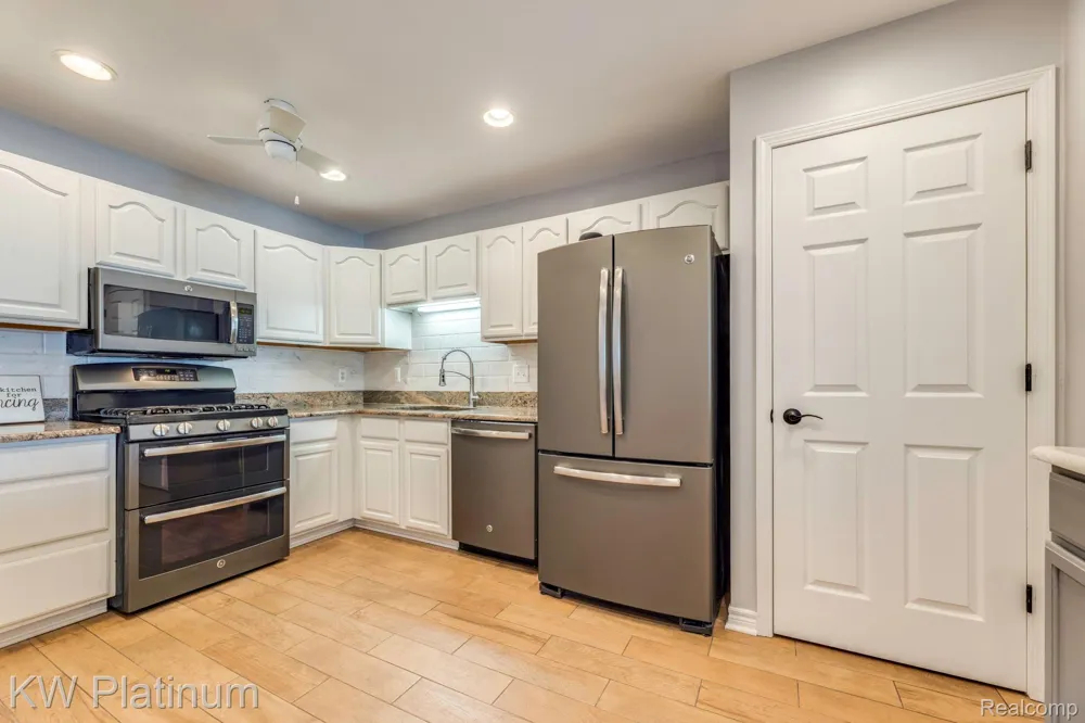819 E Pointe Port Huron City, MI 48060