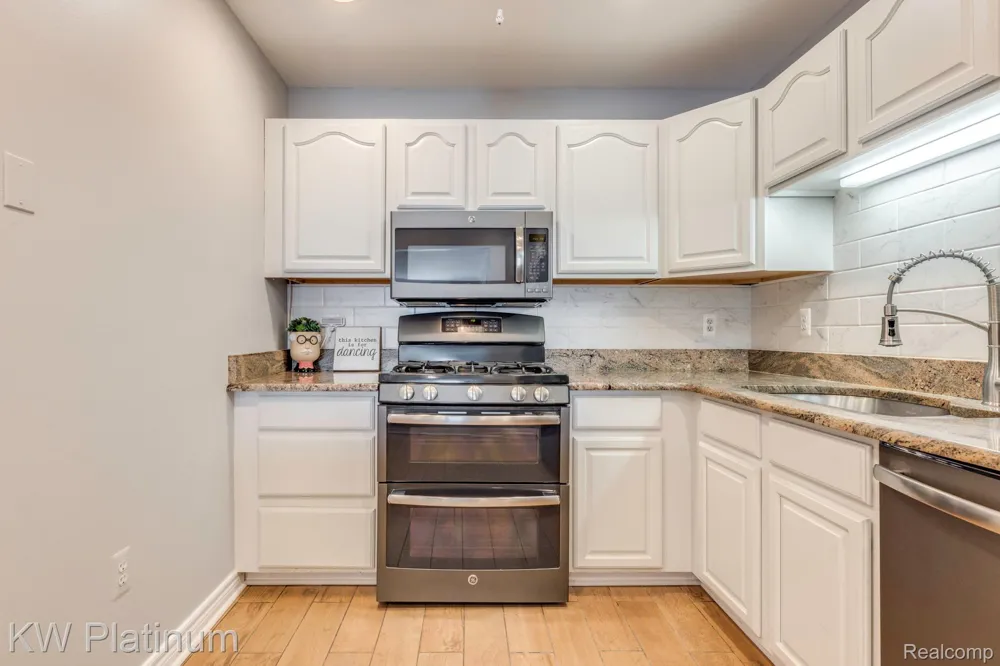 819 E Pointe Port Huron City, MI 48060