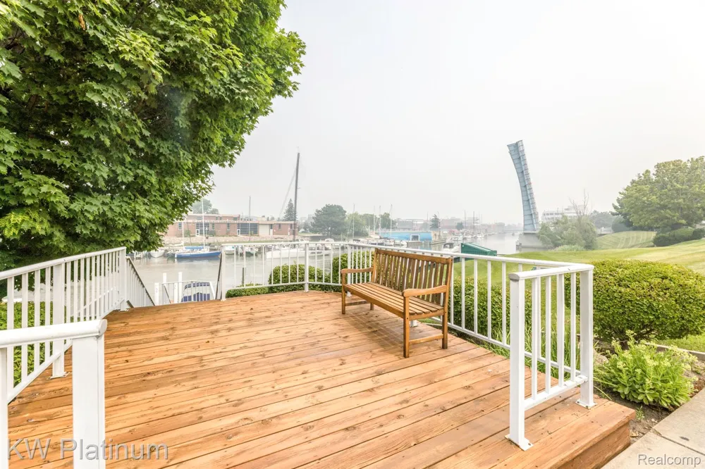 819 E Pointe Port Huron City, MI 48060