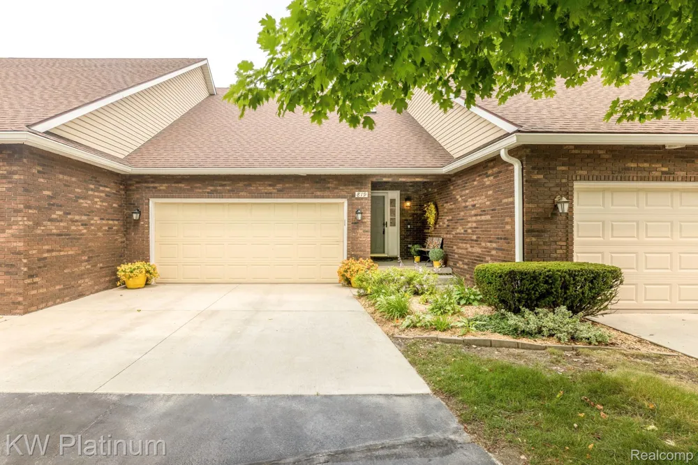 819 E Pointe Port Huron City, MI 48060